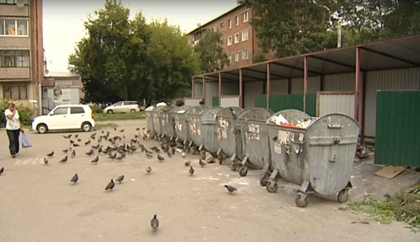 Домик для бомжей вместо мусорной площадки сделали в одном из дворов Иркутска